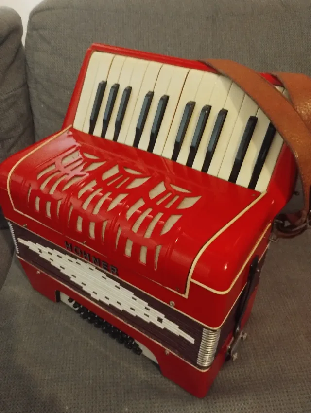 Vând acordeon HOHNER 32 bași venit curând din Germania sună tare puternic am videoclip cine este interesat trimit și în provincie – Buftea, Ilfov