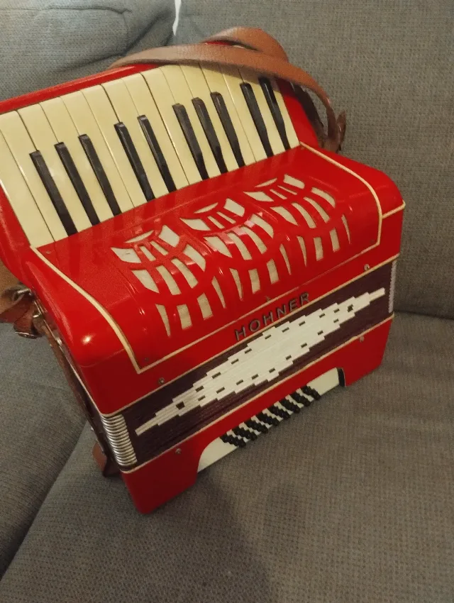 Vând acordeon HOHNER 32 bași venit curând din Germania sună tare puternic am videoclip cine este interesat trimit și în provincie – fotografia 2 din 8