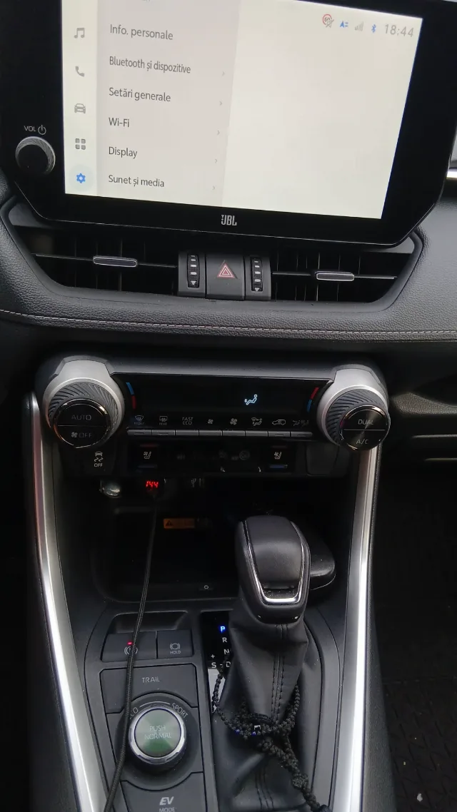 Toyota RAV4 2.5 Hybrid AWD-i   Echipare PREMIUM (Top de Gamă) – fotografia 4 din 7