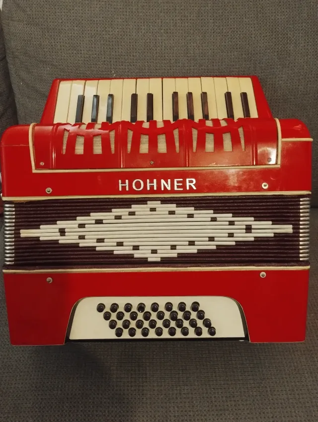 Vând acordeon HOHNER 32 bași venit curând din Germania sună tare puternic am videoclip cine este interesat trimit și în provincie – fotografia 8 din 8