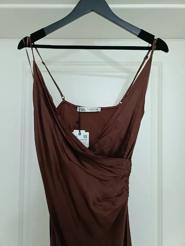 rochie lunga Zara cu decolteu adânc – fotografia 2 din 4