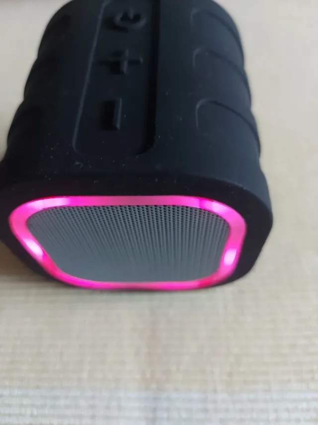 vînd boxă Bluetooth cu led – fotografia 1 din 5