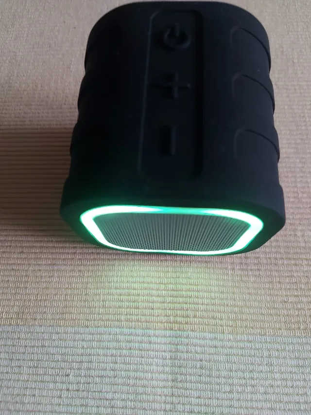 vînd boxă Bluetooth cu led – fotografia 4 din 5