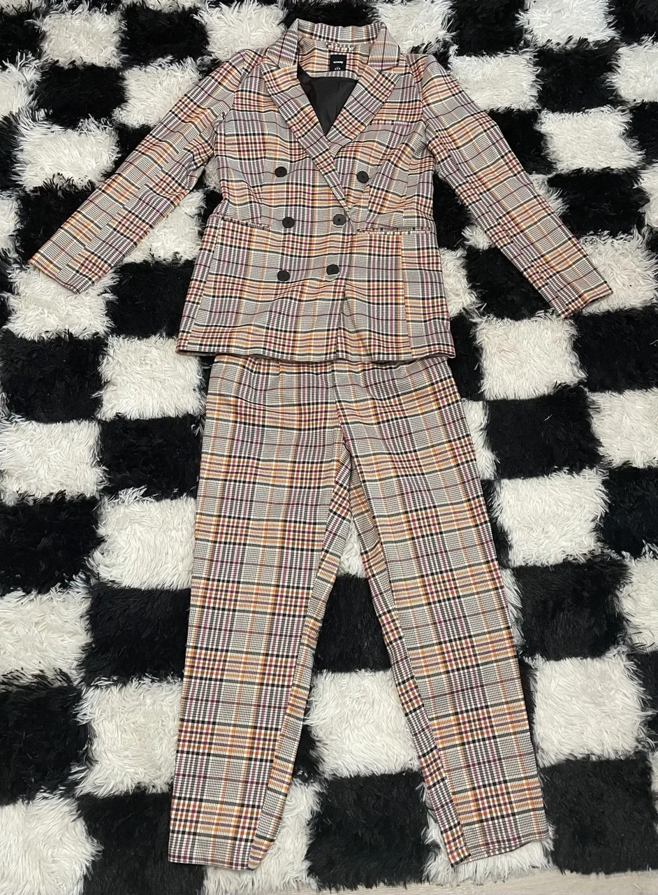Costum damă în carouri – fotografia 1 din 4