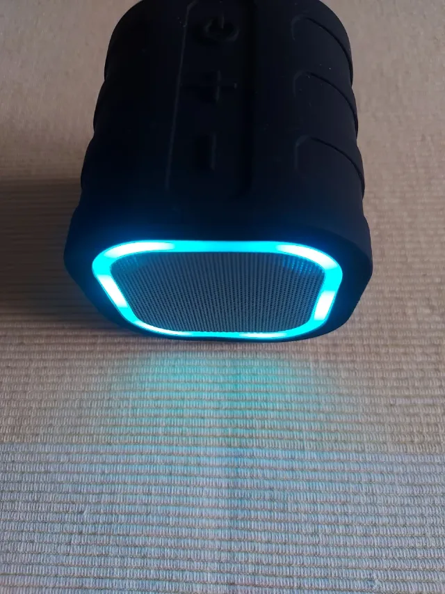 vînd boxă Bluetooth cu led – fotografia 2 din 5