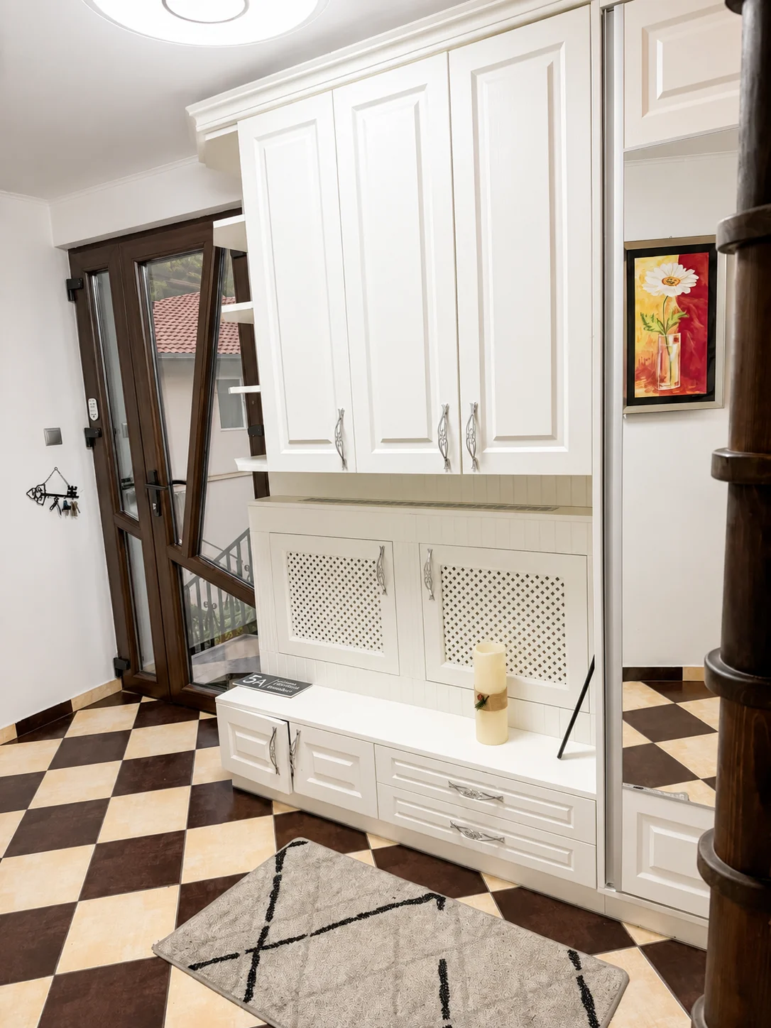 🏡 Apartament + mansardă în vilă, Ultracentral Suceava | 120 mp utili | Curte, foișor și intrare separată – fotografia 2 din 7