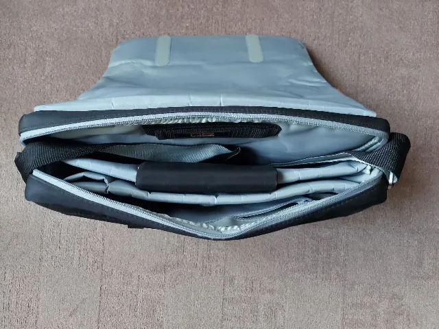 vînd geantă laptop stare foarte bună – fotografia 2 din 5