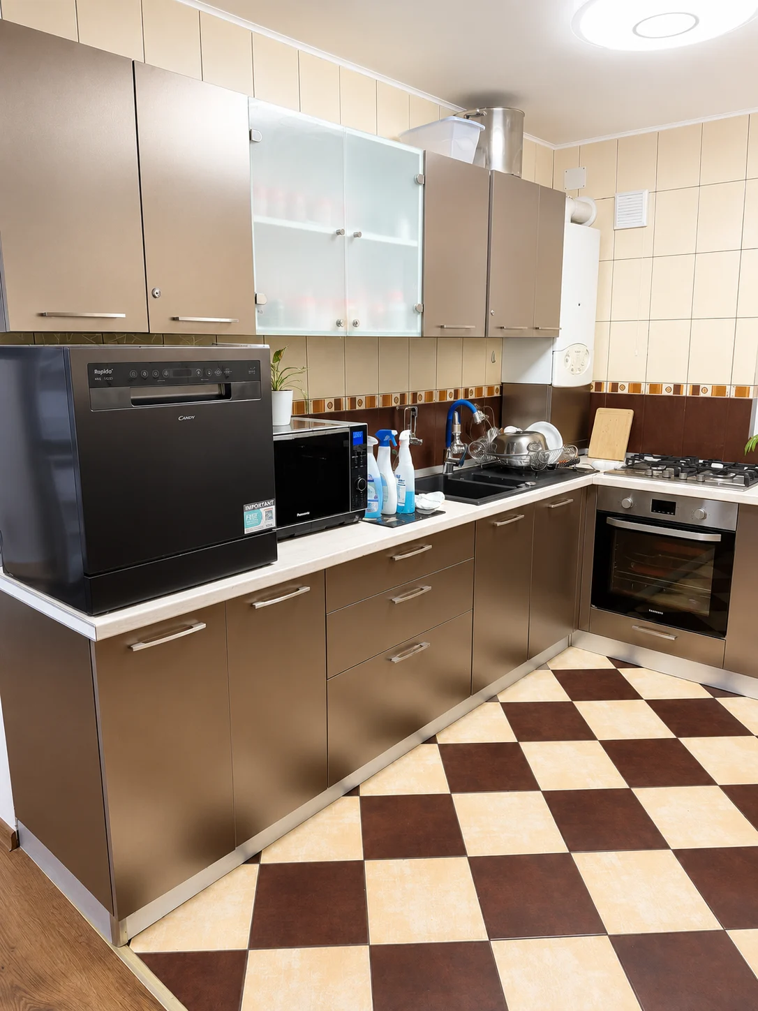 🏡 Apartament + mansardă în vilă, Ultracentral Suceava | 120 mp utili | Curte, foișor și intrare separată – fotografia 6 din 7