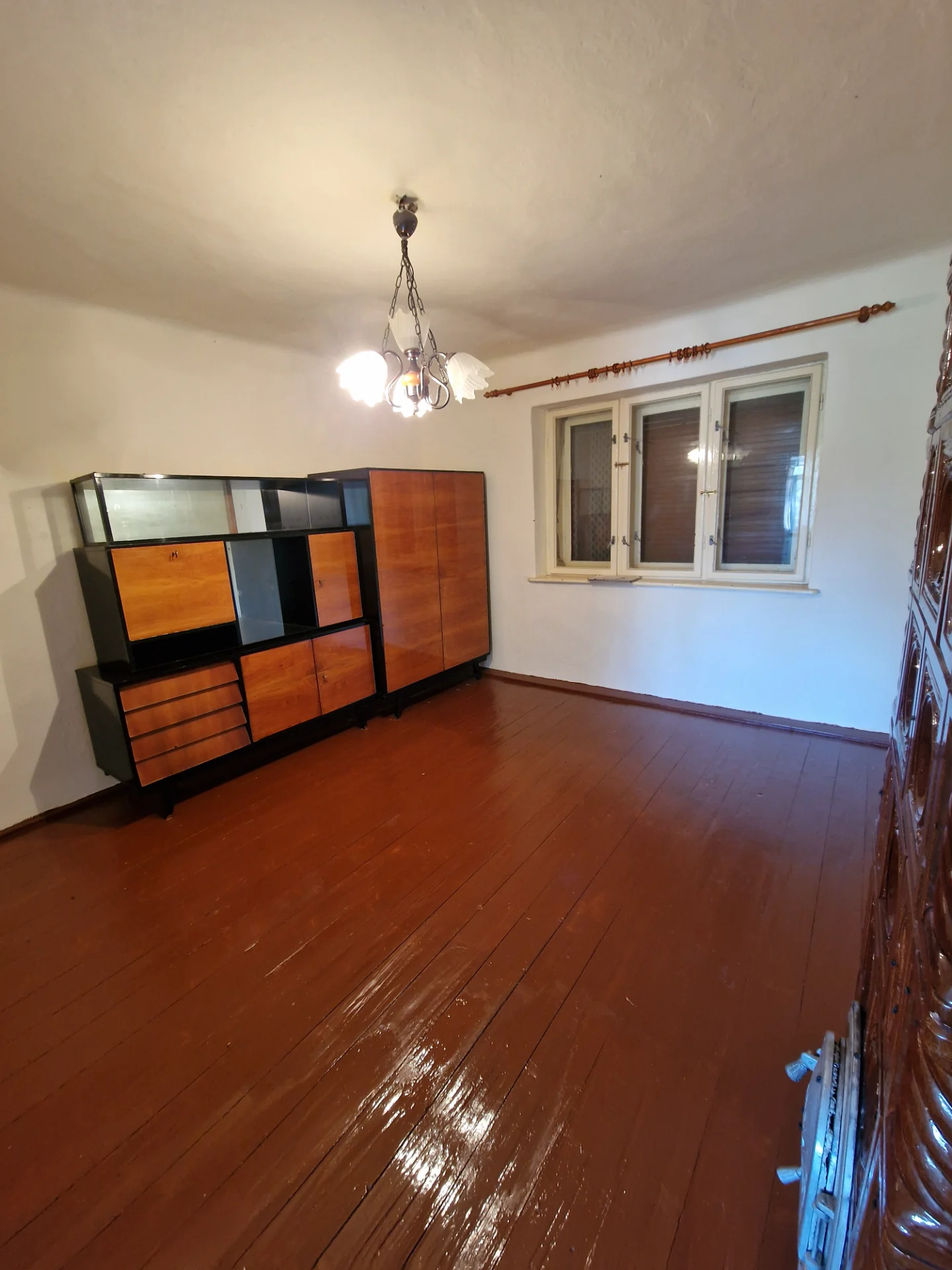 Proprietate cu două case independente pe 728 mp – pivniță din piatră pe sol, garaj, anexe, grădină, încălzire cu gaz – fotografia 5 din 7