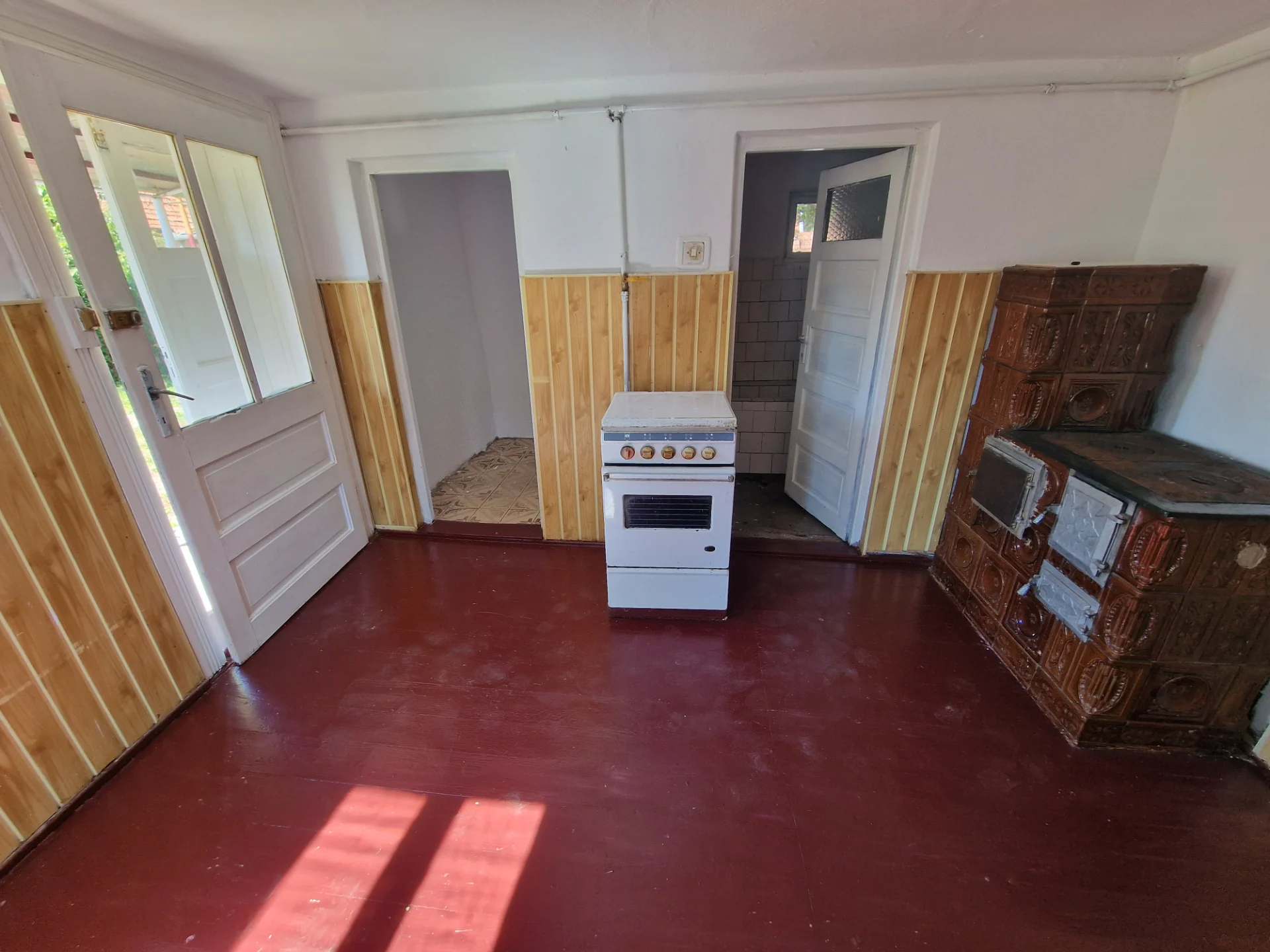 Proprietate cu două case independente pe 728 mp – pivniță din piatră pe sol, garaj, anexe, grădină, încălzire cu gaz – fotografia 4 din 7