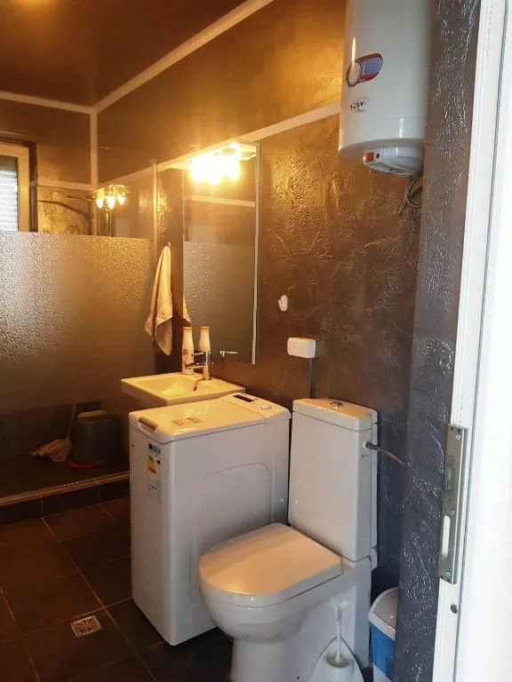Vand  Studio premium 47,5 m2 in  clădire bine întreținută; la  2 minute de Aquapark Venus si de    Băile Felix ,  Mobilat complet .  Balcon, Parcre pr – fotografia 4 din 6