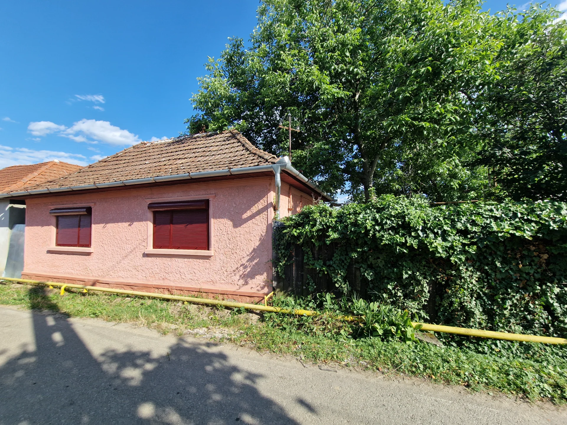 Proprietate cu două case independente pe 728 mp – pivniță din piatră pe sol, garaj, anexe, grădină, încălzire cu gaz – Suplacu de Barcau, Bihor