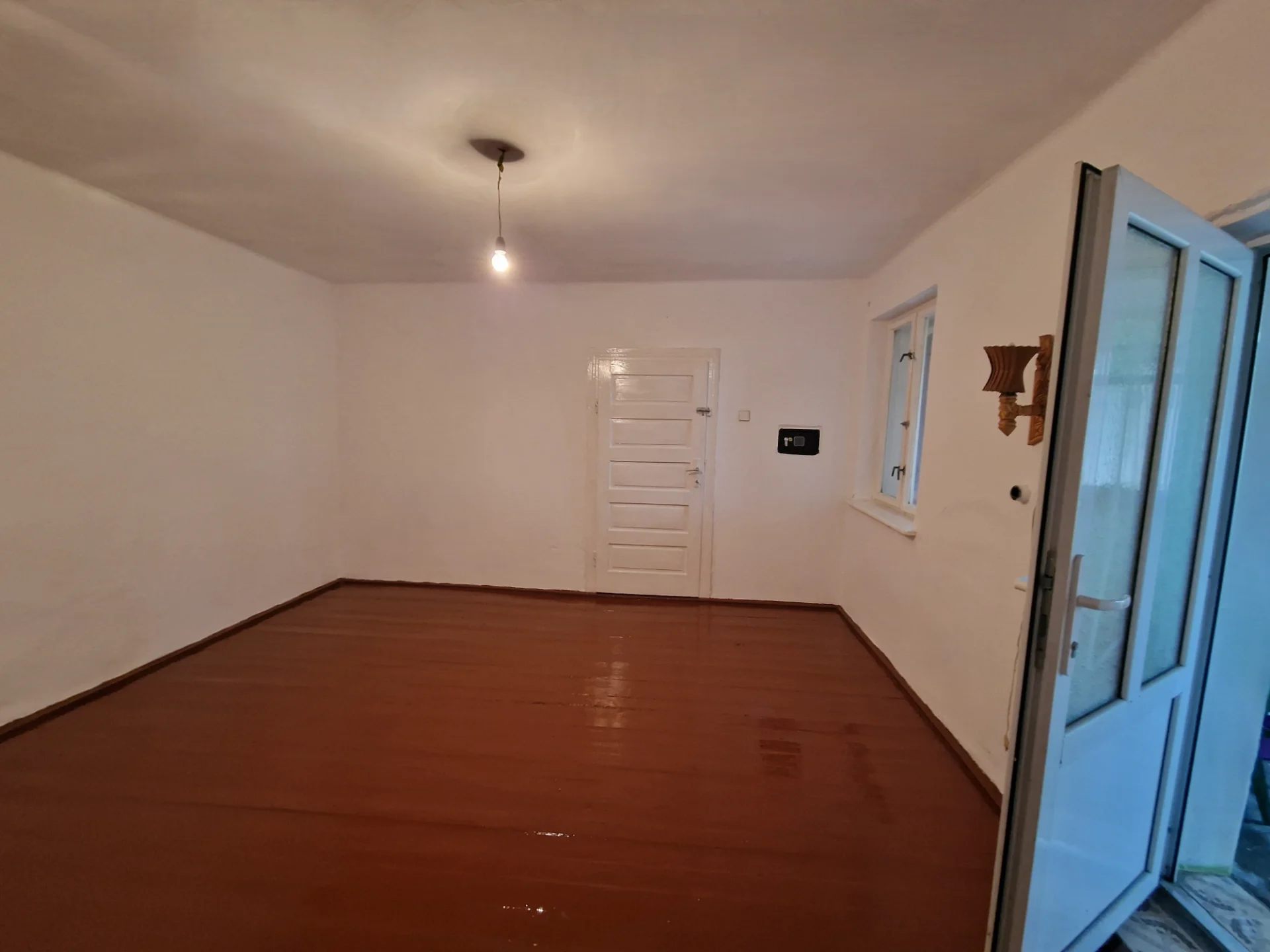 Proprietate cu două case independente pe 728 mp – pivniță din piatră pe sol, garaj, anexe, grădină, încălzire cu gaz – fotografia 7 din 7