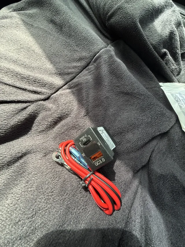 Încărcător auto pentru mașină – fotografia 4 din 4