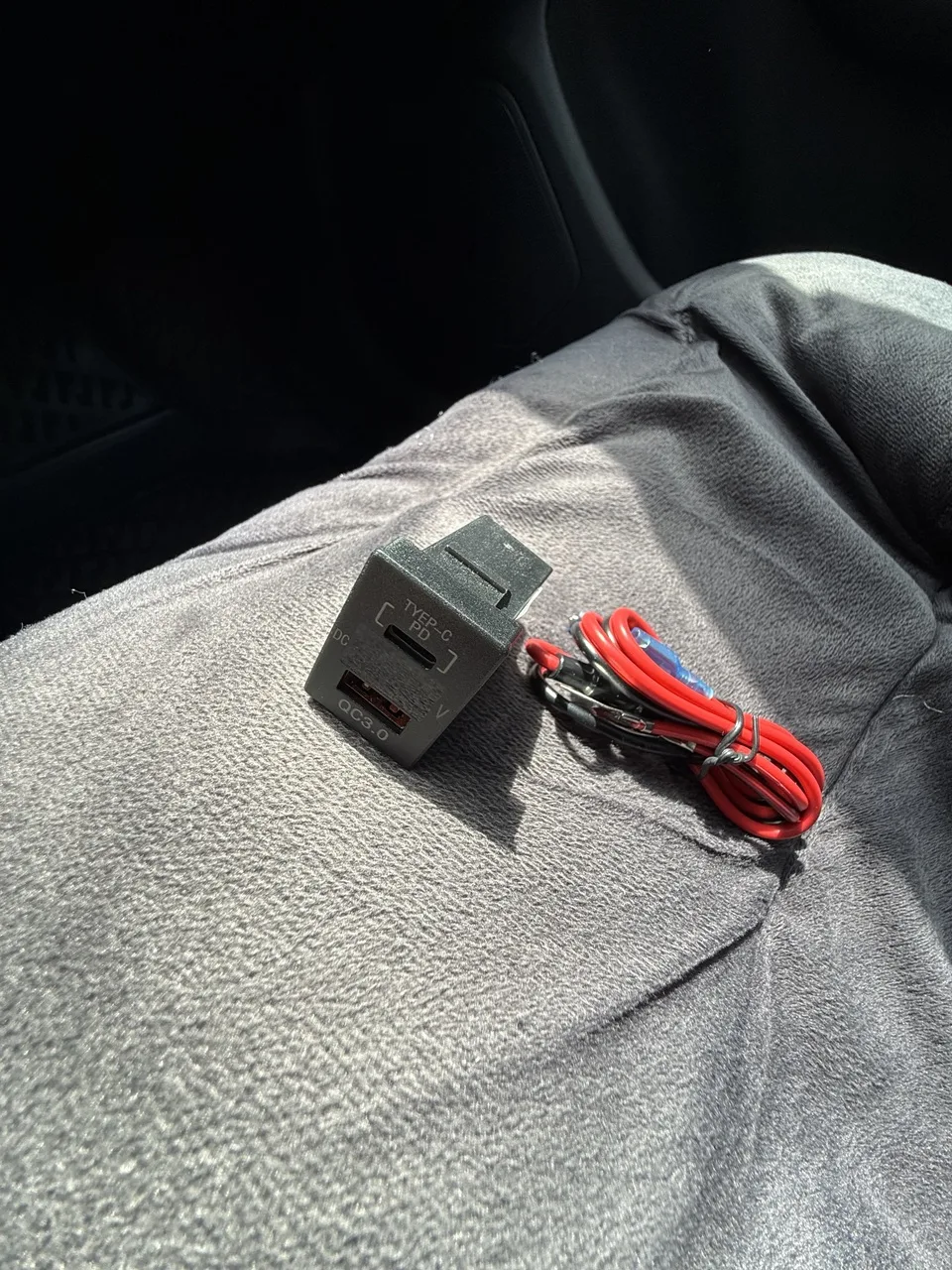 Încărcător auto pentru mașină – fotografia 2 din 4