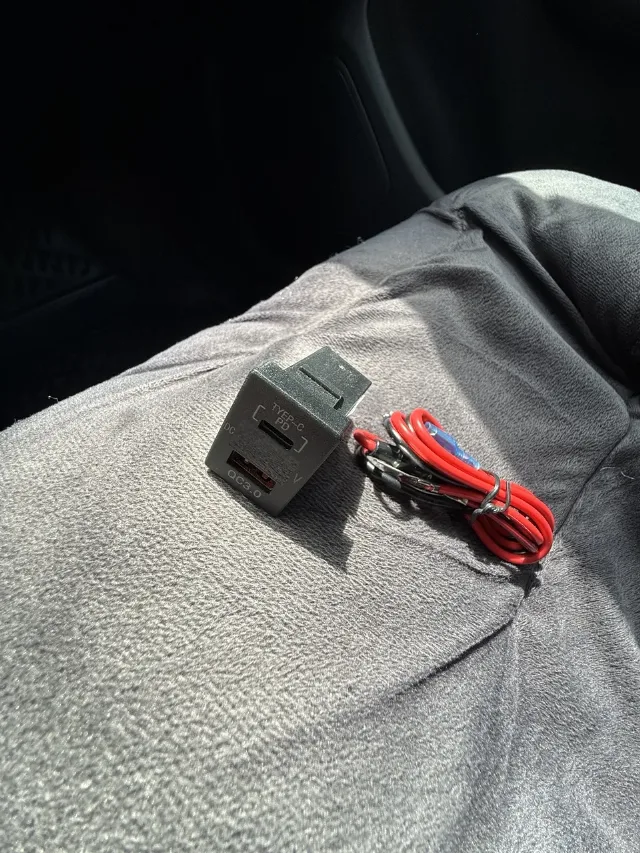 Încărcător auto pentru mașină – fotografia 2 din 4