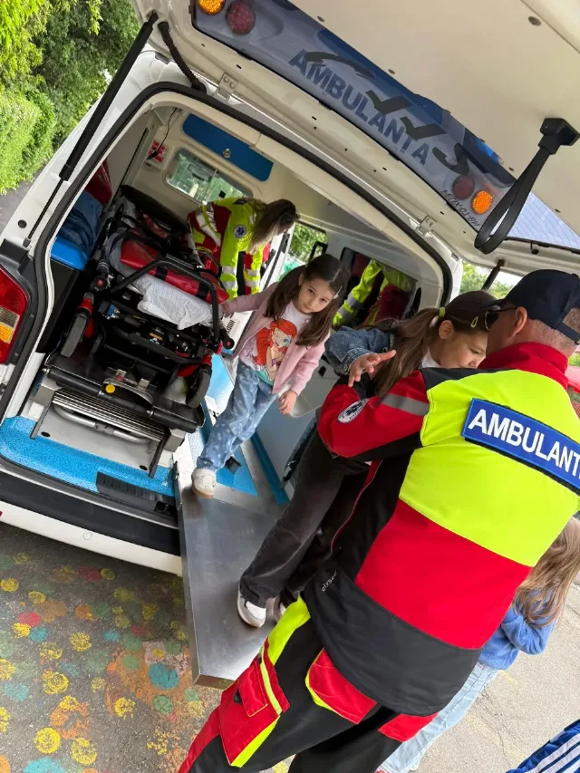 transport pacienți cu ambulanta B2 – fotografia 6 din 7
