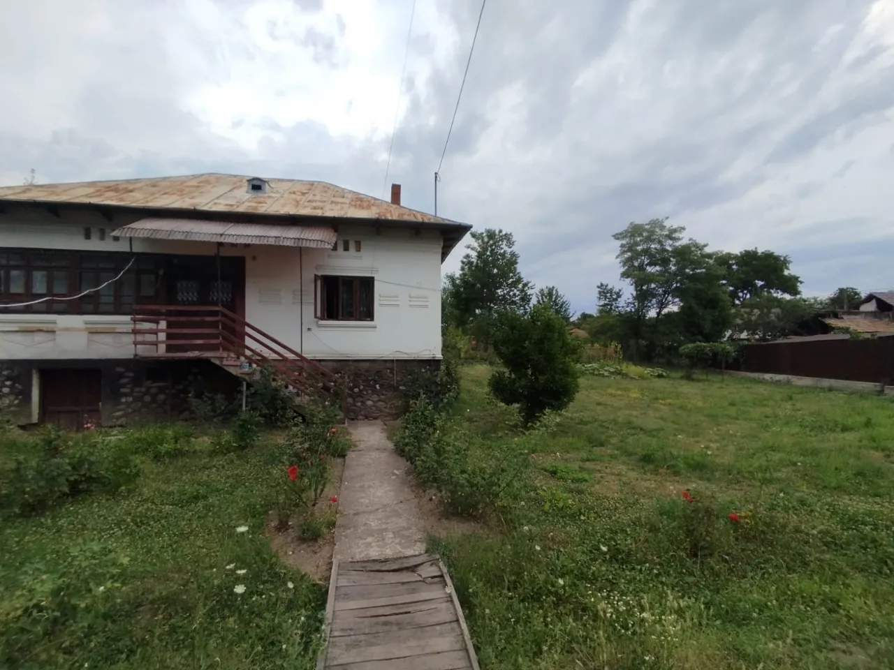 vând casă în sat MATEESTI com SCAUNIȘ VALCEA compusă din 3 – Cisnadie, Sibiu