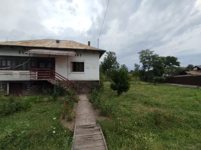 vând casă în sat MATEESTI com SCAUNIȘ VALCEA compusă din 3 – Cisnadie, Sibiu