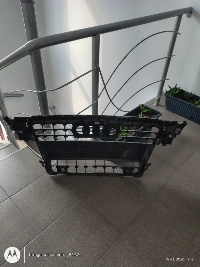Grila radiator Audi A4B8 cu orificii pentru senzori de parcare – fotografia 3 din 4