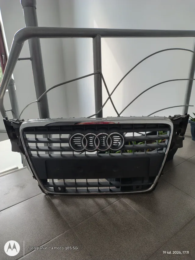 Grila radiator Audi A4B8 cu orificii pentru senzori de parcare – fotografia 1 din 4