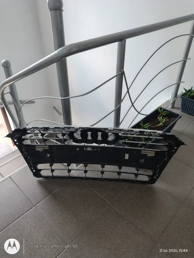 Grila radiator Audi A4 B9 cu orificii senzori – fotografia 3 din 4
