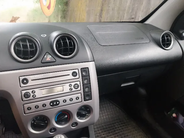 Ford Fiesta 2005 – fotografia 4 din 8