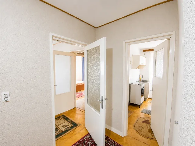 Apartament 2 camere decomandat de vânzare în George Enescu – etaj 3, bloc cu lift, ideal pentru amenajare după propriul gust – fotografia 2 din 8