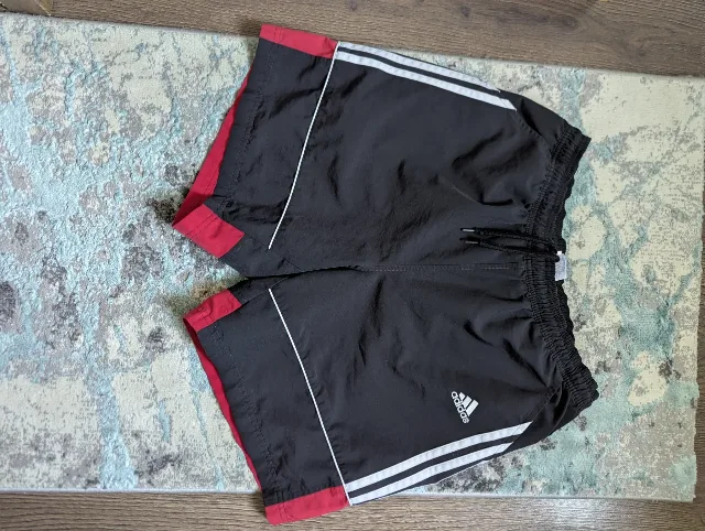 Pantaloni scurți sport Adidas mărimea M – fotografia 1 din 4
