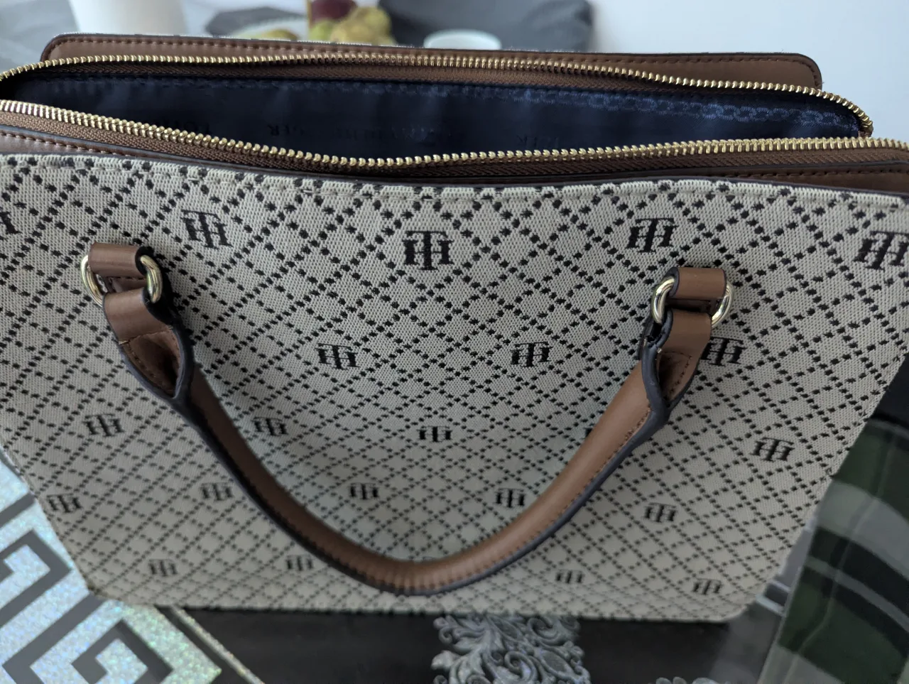 Geanta mâna Tommy Hilfiger pentru femei – Vaslui, Vaslui – Accesorii