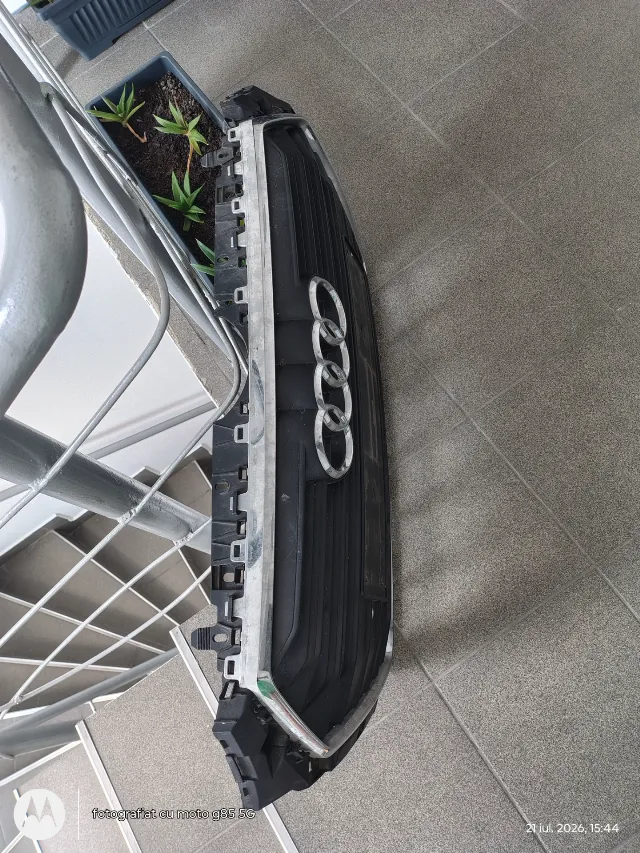 Grila radiator Audi A4 B9 cu orificii senzori – fotografia 2 din 4