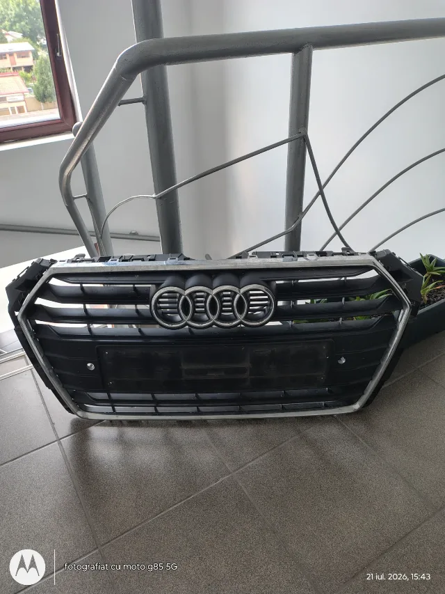 Grila radiator Audi A4 B9 cu orificii senzori – fotografia 1 din 4
