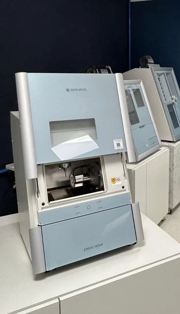Roland DWX-43W Wet Dental Milling Machine – fotografia 2 din 2