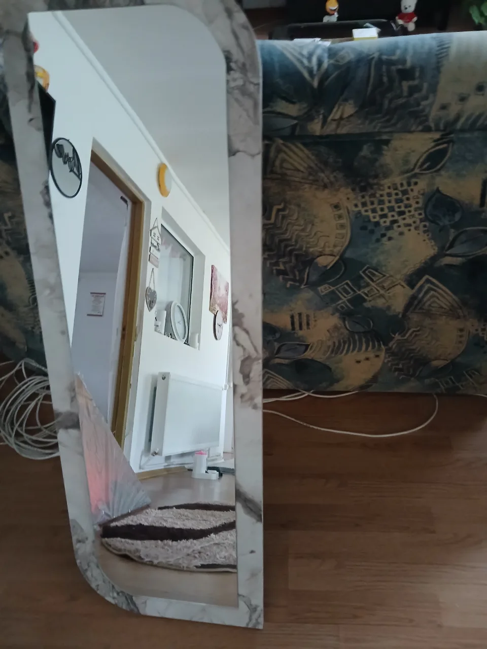 Oglinda de perete Verticala-Desing asimetric modern cu rama efect marmura – fotografia 1 din 2