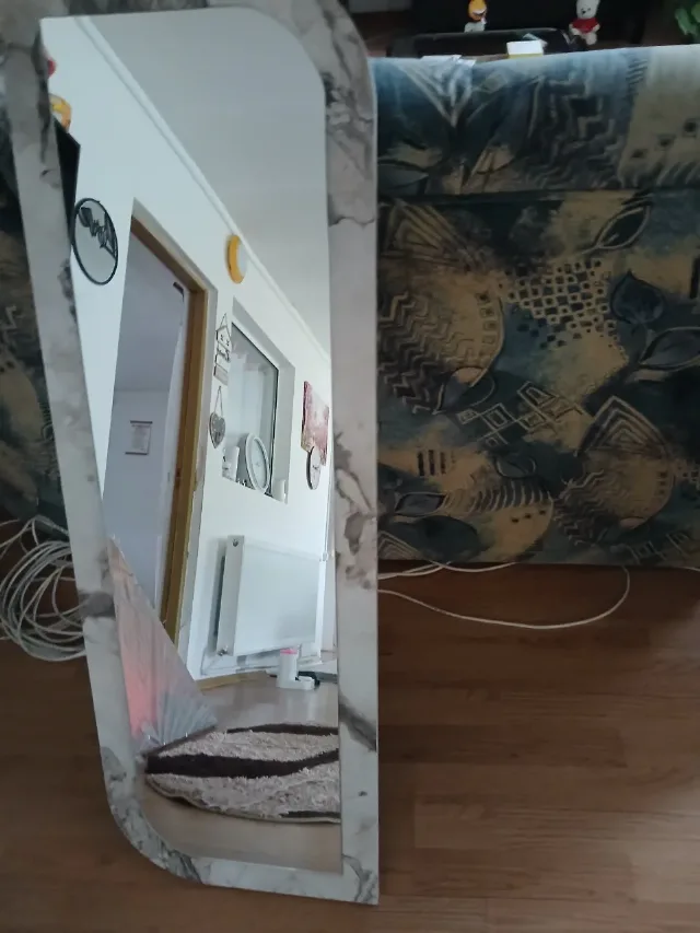 Oglinda de perete Verticala-Desing asimetric modern cu rama efect marmura – Argeș, Argeș