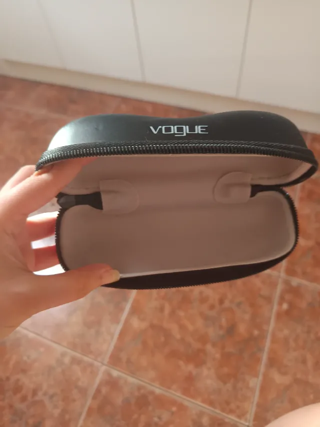 Vând ochelari de soare marca vogue in stare buna – fotografia 6 din 6