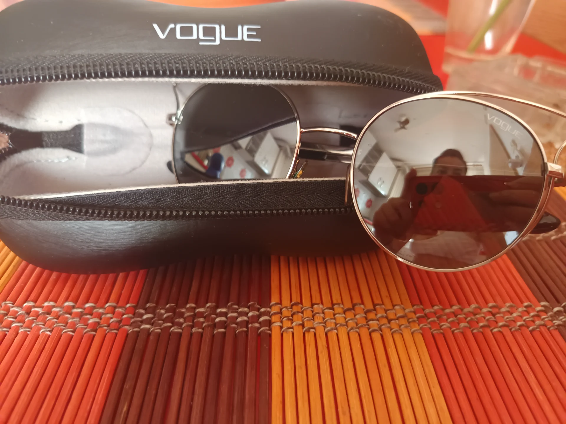 Vând ochelari de soare marca vogue in stare buna – fotografia 1 din 6
