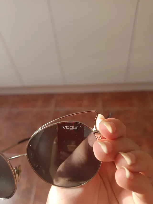 Vând ochelari de soare marca vogue in stare buna – fotografia 4 din 6