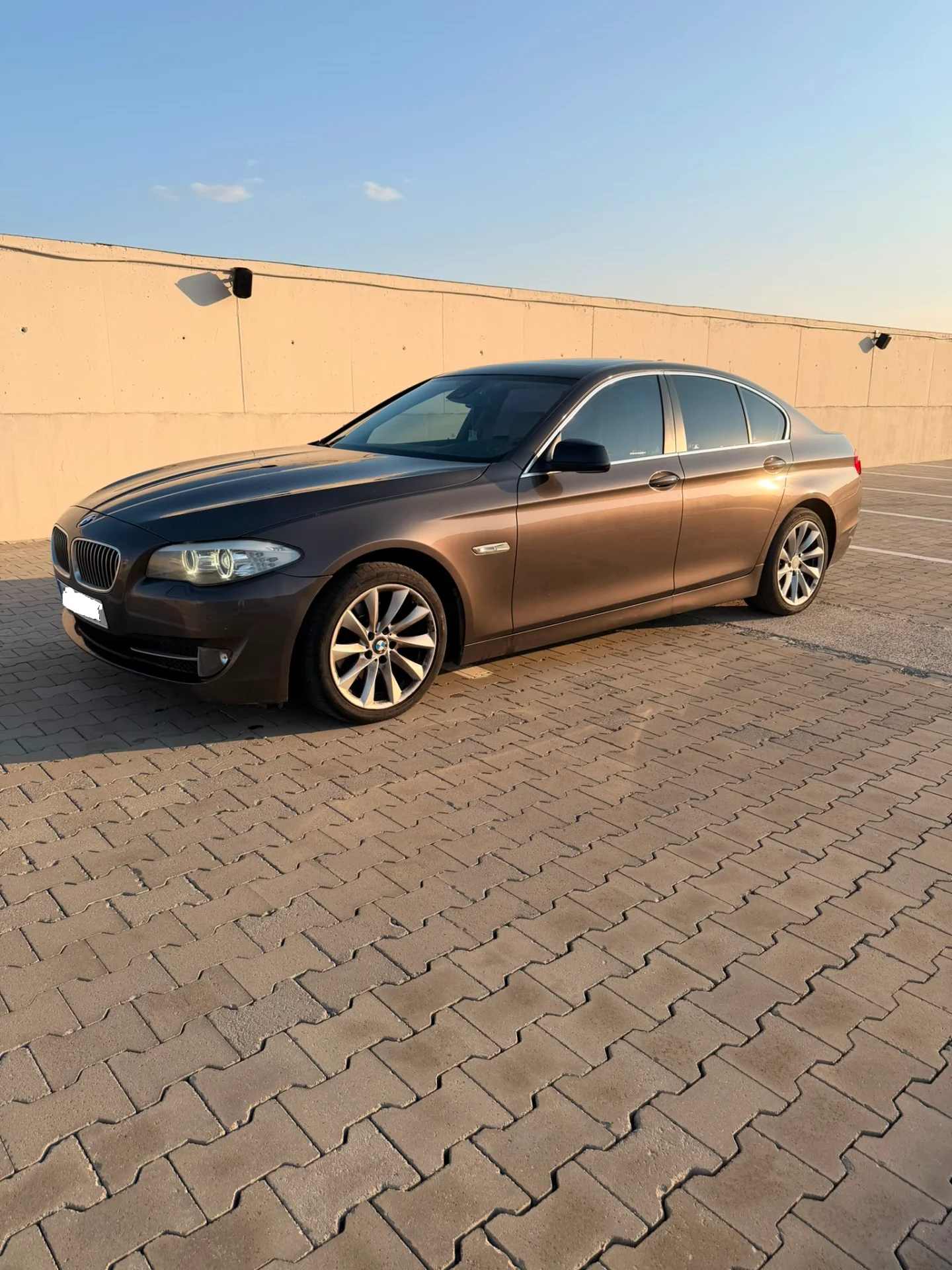 Vând BMW Seria 5 F10 (520d) – An 2012 – Interior Confort Bej, Head-Up Display, Trapă Preț: 8.900 € ((negociabil) – fotografia 1 din 8