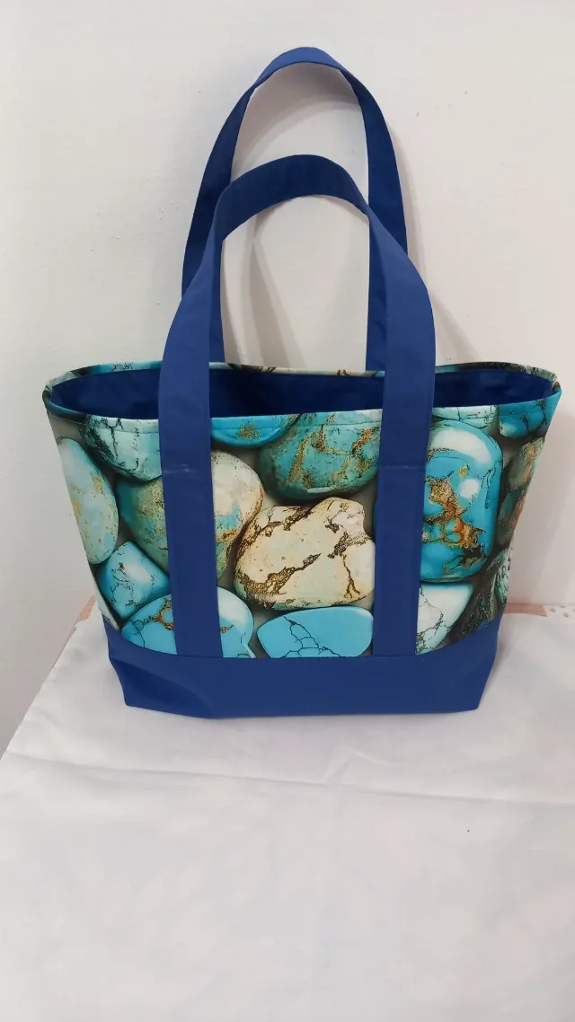 Sacoșă textilă handmade albastră – imprimeu cu pietre turcoaz, reutilizabilă – fotografia 1 din 5