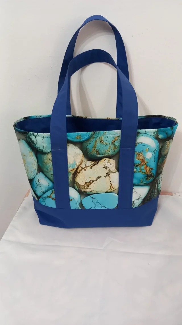 Sacoșă textilă handmade albastră – imprimeu cu pietre turcoaz, reutilizabilă – fotografia 3 din 5