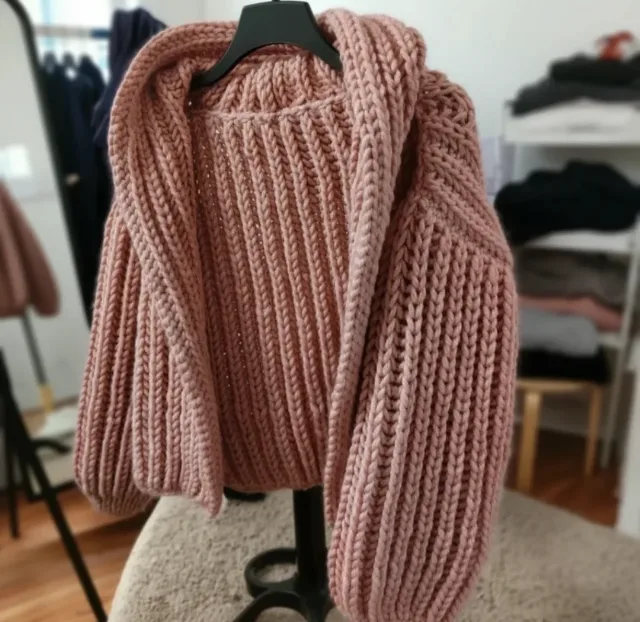 Cardigan cu gluga ampla lucrat manual – fotografia 4 din 7