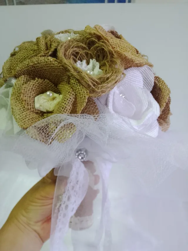 Buchet rustic mireasa sau nașa cu flori din iuta – fotografia 2 din 4