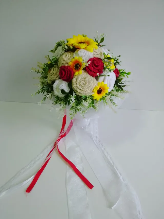 Buchet din iuta colorata și floarea soarelui – fotografia 2 din 3