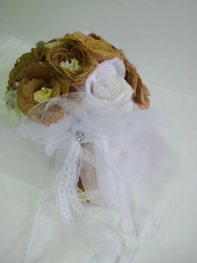 Buchet rustic mireasa sau nașa cu flori din iuta – fotografia 4 din 4