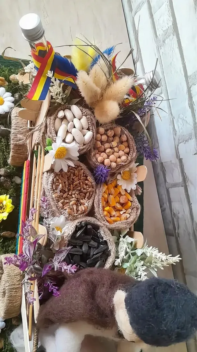 Macheta Tradițională Românească -Caruta rustica cu cal și Vizitiu din Lana Împâslită – fotografia 4 din 4