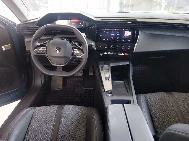 Peugeot 408, An 2023, 1.2L PureTech 130 S&S EAT8 Allure Pack Automat. – fotografia 6 din 8