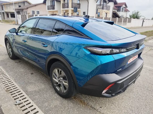 Peugeot 408, An 2023, 1.2L PureTech 130 S&S EAT8 Allure Pack Automat. – fotografia 3 din 8