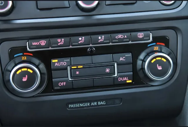 VW GOLF 6 , 1.6 TDI BLUEMOTION – fotografia 6 din 8
