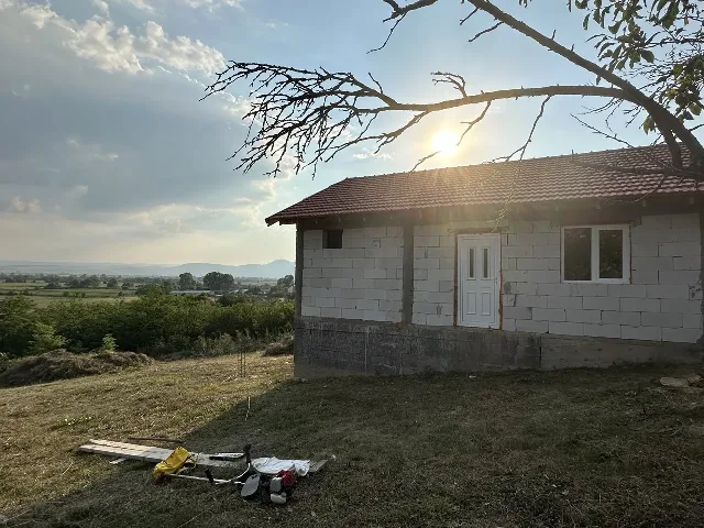 Vand casa la rosu – fotografia 6 din 8